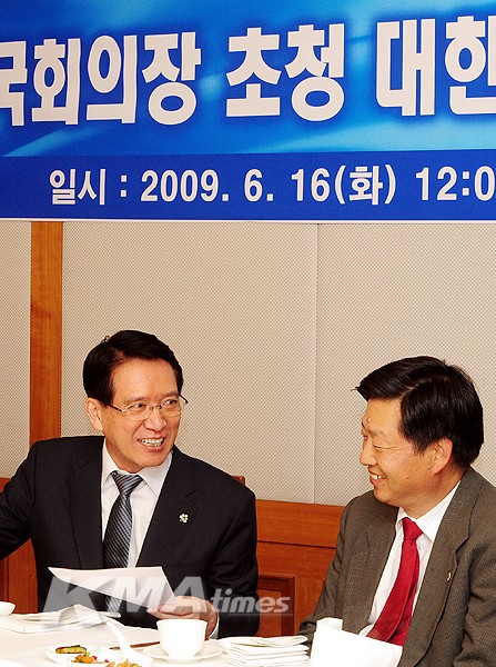 김형오 국회의장과 환담하는 경회장