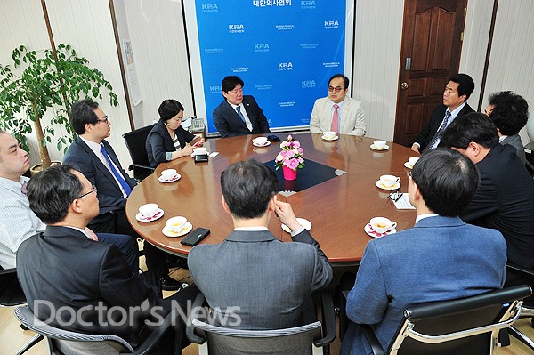 의협, 한국시각장애인연합회에 쌀 기증