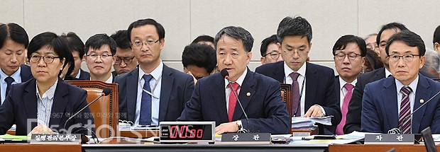 복지위 국감, '상복' 입은 자유한국당 의원들