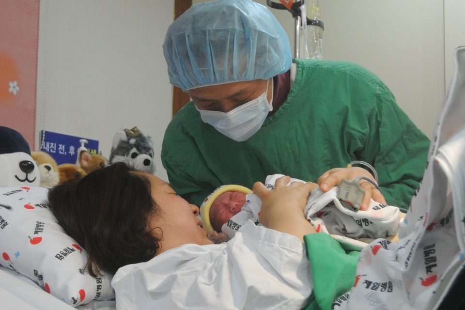 제일병원 가족분만실에서 출산한 산모 박수진 씨와 아기.