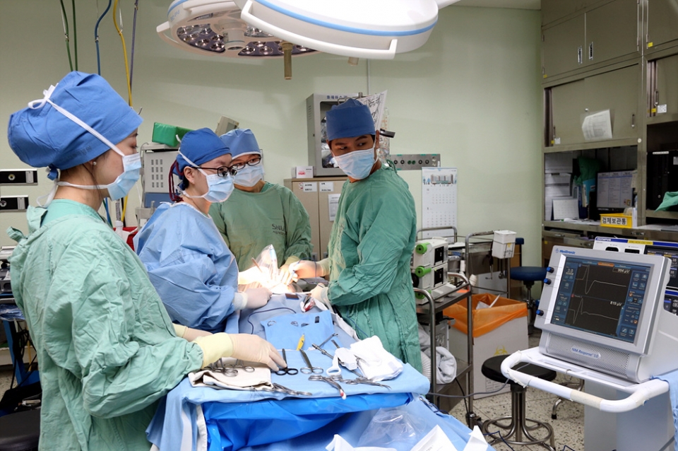 김수진 교수가 갑상선 수술을 하면서 신경 모니터링으로 후두신경 손상 여부를 확인하고 있다