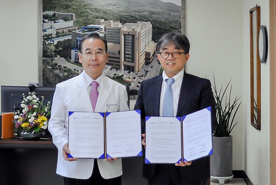 허재택 동아대병원장(왼쪽)과 박웅양 삼성서울병원 유전체연구소장이 15일 유전체 연구 활성화를 위한 협약서를 교환했다.
