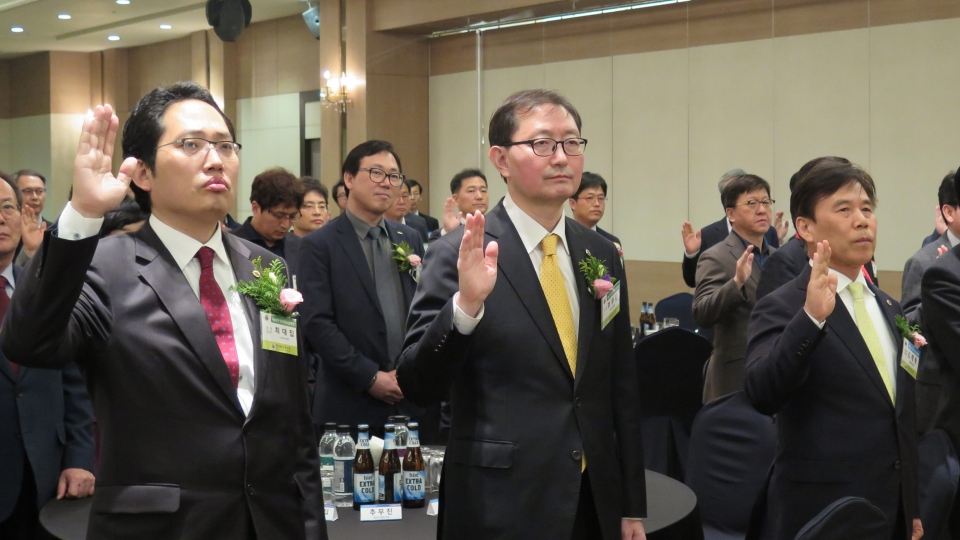 (왼쪽부터) 최대집 제40대 의협회장 당선인, 추무진 의협 회장, 김재왕 경북의사회 회장.