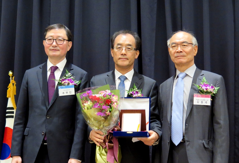 박병주 교수(가운데)가 대한의사협회 제70차 정기대의원총회에서 '제25회 의당학술상'을 수상했다.