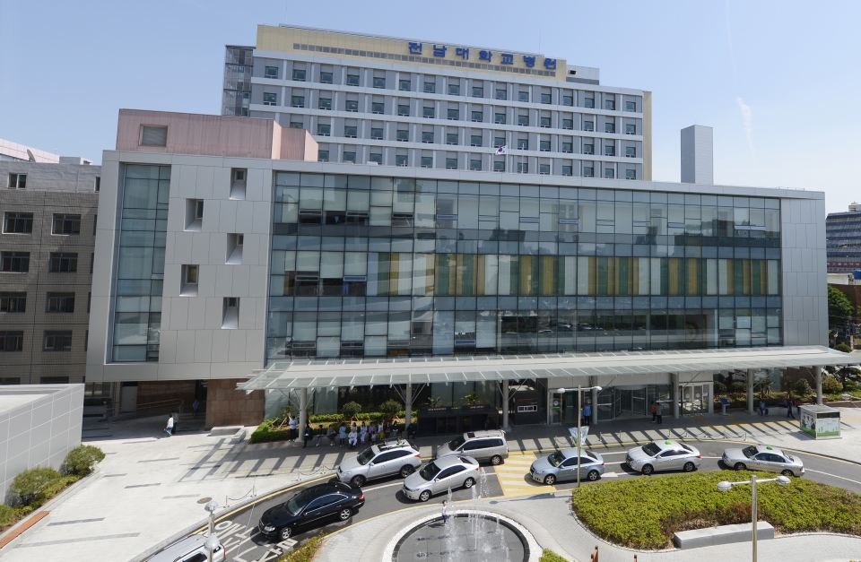 전남대병원이 3월 26일 광주·전남지역에서 처음으로 심장이식 수술에 성공했다. 사진은 전남대학교병원 전경.