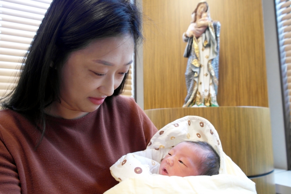 가톨릭대학교 여의도성모병원에서 5개월 간 '나프로 임신법'(자연임신요법) 치료를 받은 A씨는 자연임신에 성공, 4일 3.19kg의 남아를 출산했다.