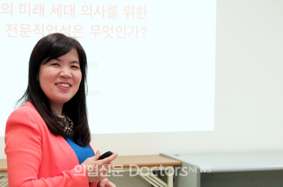 노혜린 인제의대 교수(의학교육학교실)가 14일 열린 의료윤리연구회에서 '한국의 미래 세대 의사를 위한 의학 전문직업성은 무엇인가?'를 주제로 강연하고 있다. ⓒ의협신문