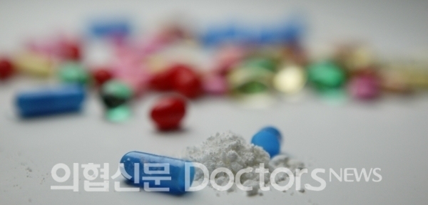 지난 7월 7일에 이어 한 달 만인 8월 6일 중국 주하이 룬두사가 만든 발사르탄 원료의약품 일부에서 기준치를 초과한 N-니트로소디메틸아민(NDMA)이 검출, 식품의약품안전처의 의약품 안전관리 능력이 도마 위에 올랐다.