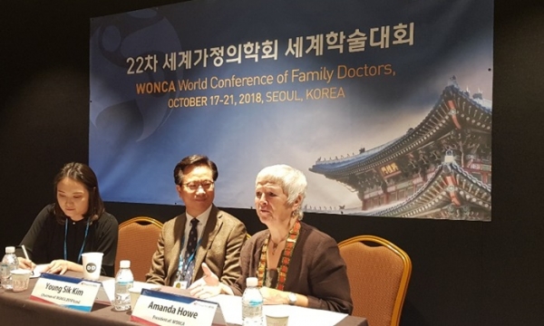 김영식 대회조직위원장(가운데)와 아만다 하우 세계가정의학회(WONCA) 회장(오른쪽 끝)이 17일 기자간담회를 하고 있다.
