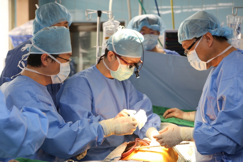 동산병원 심장이식팀이 말기 심부전 환자 김 모씨에게 좌심실 보조 장치 이식술을 시행하고 있다.