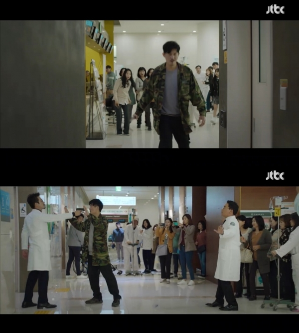 JTBC 드라마 스카이캐슬에서 환자가 칼을 들고 의사를 위협하고 의사는 가스총으로 환자를 제압하는 장면을 방영했다.
