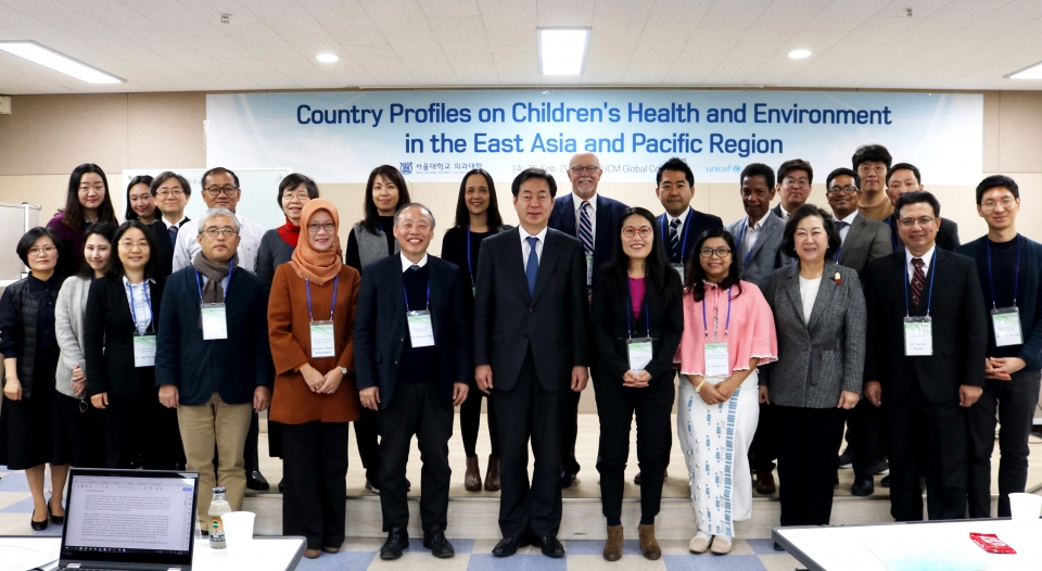 서울의대 환경보건센터와 유니세프(UNICEF)는 14∼15일 '동아시아와 태평양 지역의 어린이 환경보건 프로파일 <span class='searchWord'>워크숍</span>'을 열어 어린이 환경보건 개선 방안을 모색했다. ⓒ의협신문