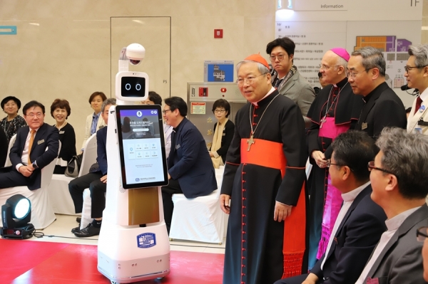 염수정 추기경이 AI의료지원 로봇을 안내하고 있다. ⓒ의협신문