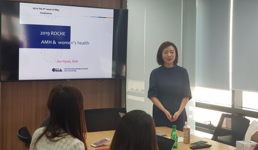 <span class='searchWord'>김지현</span> 차의과학대 교수가 한국로슈진단 직원을 대상으로 AMH검사와 여성 건강에 대한 강연을 진행하고 있다.