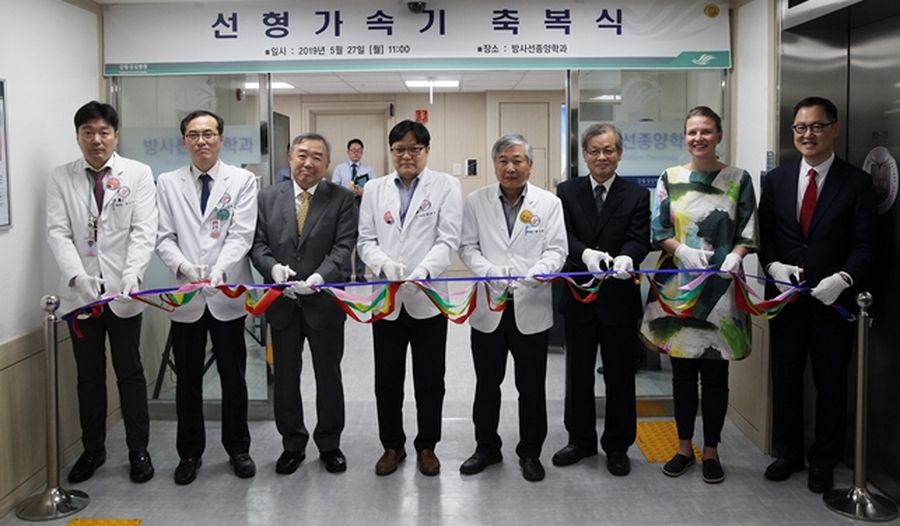 강동성심병원이 27일 최첨단 방사선 암 치료기 'Versa HD APEX' 가동식을 열고 본격 운영에 들어갔다.