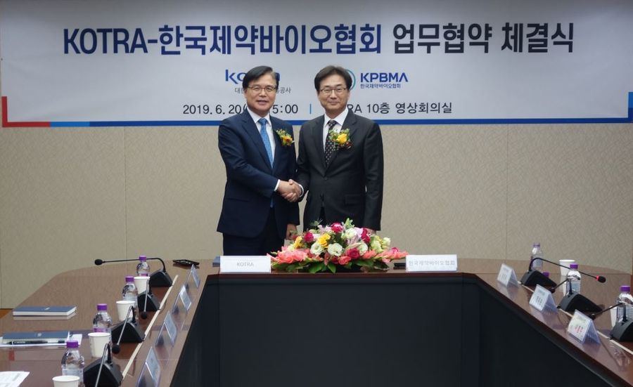 한국제약바이오협회와 대한무역투자진흥공사(KOTRA)는 20일 제약바이오산업의 혁신 성장을 위한 양해각서(MOU)를 체결했다. 권평오 KOTRA 사장(왼쪽)과 원희목 한국제약바이오협회장.