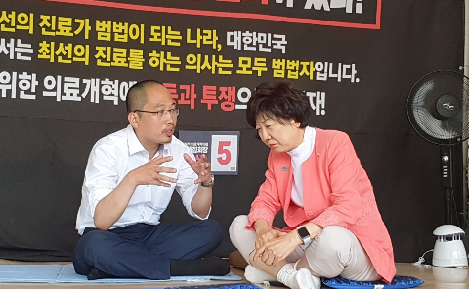 자유한국당 박인숙 국회의원(오른쪽)이 6일 최대집 회장을 찾아 단식 투쟁을 지지하고 의쟁투가 꼭 승리하라고 응원했다.