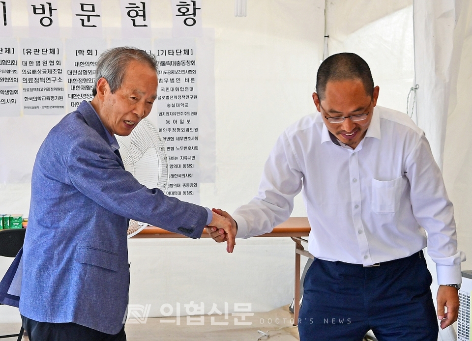 장기표 신문명정책연구원장(왼쪽)이 8일 단식 투쟁 중인 최대집 의협회장을 찾았다.ⓒ의협신문 김선경