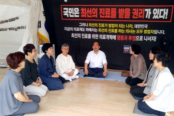 한국여자의사회 이향애 회장을 비롯한 임원진들이 7일 최대집 의협 회장이 단식 투쟁을 펼치고 있는 이촌동 비상천막본부를 방문, 적극 지지 의사와 함께 건강을 염려하고 있다. ⓒ의협신문
