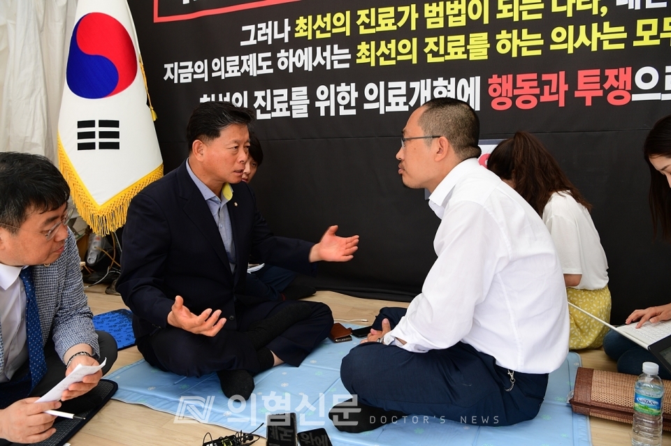자유한국단 김명연 의원이 9일, 단식 투쟁 8일째를 맞은 최대집 대한의사협회장을 만났다.ⓒ의협신문 김선경