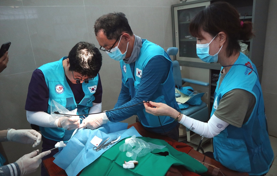 경북 보건단체는 7월 18~23일까지 캄보디아 의료봉사활동에서 현지 주민 2585명을 진료하고 귀국했다. 해외 의료봉사활동은 올해로 7회째를 맞고 있다. ⓒ의협신문