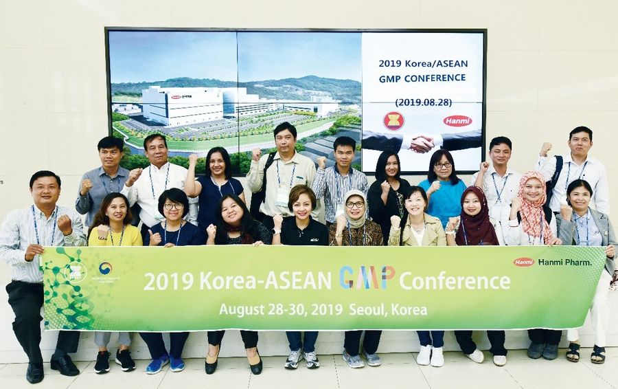 동남아시아 9개국 GMP 조사관 및 아세안(ASEAN) 사무국 관계자 등 20명이 최근 한미약품의 팔탄 스마트플랜트를 찾아 선진화된 첨단 제조 공정 및 관리시스템을 확인했다. 한미약품 팔탄 스마트플랜트를 방문한 아세안 GMP 조사관들이 한자리에 모였다.