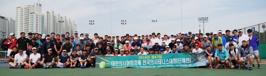 제47회 <span class='searchWord'>대한의사협회장</span>배 전국의사테니스대회가 9월 1일 대전 충남대학교 테니스코트에서 열렸다. 올해 금배부 우승은 경기A팀, 은배부 우승은 인제도OB팀이 각각 차지했다.