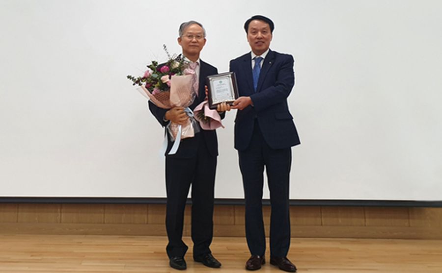 제10회 신풍호월학술상 국제협력부분에 홍성종 중앙의대 교수가 수상자로 선정됐다. 홍성종 중앙의대 교수(왼쪽)와 박재홍 신풍제약 상무.