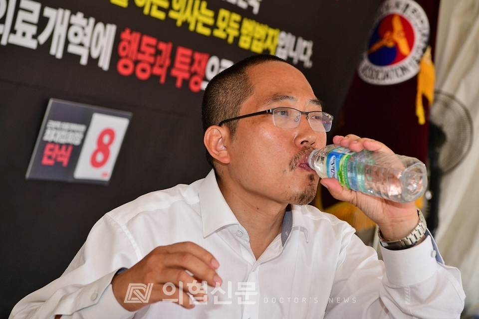 최대집 회장은 7월 2일 청와대 분수대 앞에서 '의쟁투 행동 선포와 계획 발표 기자회견'을 열고, 무기한 단식투쟁을 선언했다. ⓒ의협신문 김선경