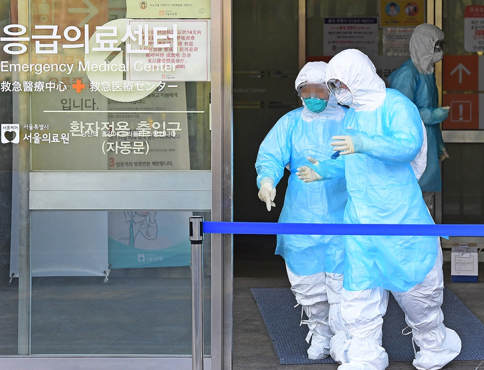 신종 코로나바이러스 확진자 2명이 격리 치료중인 서울의료원 응급의료센터. 방호복을 입은 의료진들이 바쁜 걸음으로 이동하고 있다. ⓒ의협신문