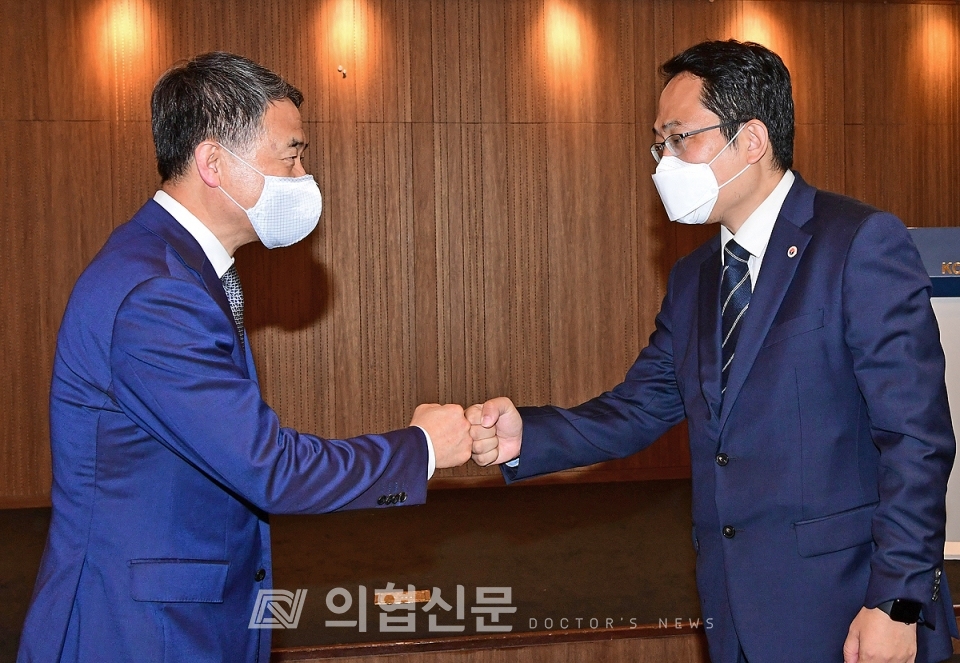 최대집 의협 회장(오른쪽)이 박능후 장관과 본격적인 협의를 앞두고 인사를 하고 있다. ⓒ의협신문 김선경