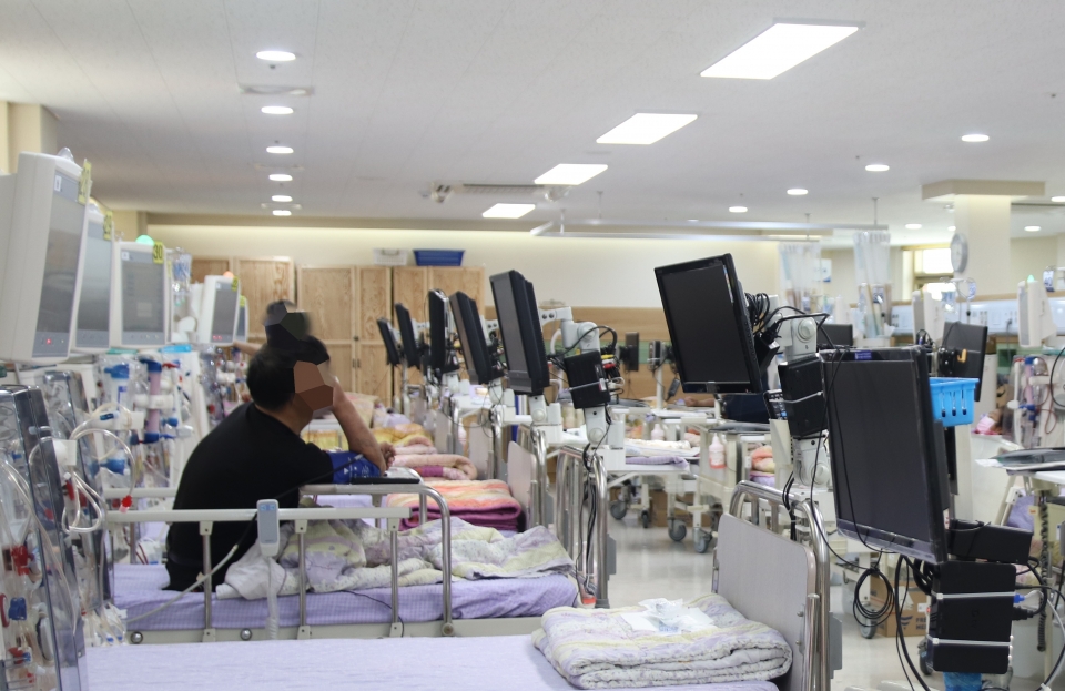 온종합병원 인공신장실은 48대의 혈액투석기를 설치했다. 만성 신부전환자 95명이 매일 아침 7시부터 저녁 6시까지 이용하고 있다.