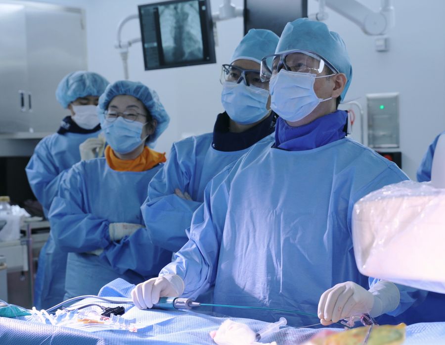 한림대학교성심병원이 국내 처음으로 방사선 영상 없이 심장 내 초음파만으로 시행하는 부정맥 시술 500례를 달성했다. 임홍의 교수가 심장내 초음파 시술을 하고 있다.