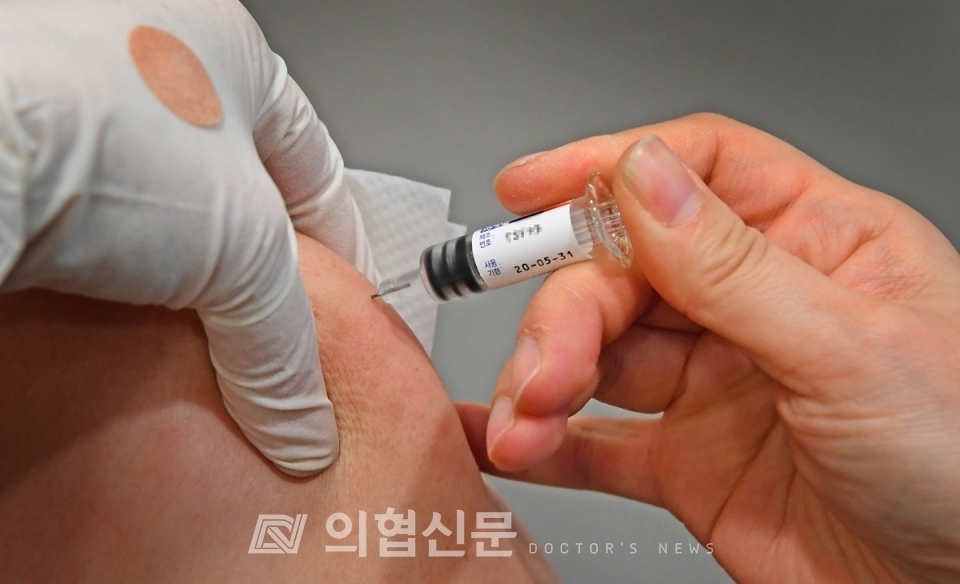 10월 23~29일까지 독감 백신 접종 잠정 유보를 권고한 대한의사협회가 10월 30일부터 재개키로 했다. ⓒ의협신문