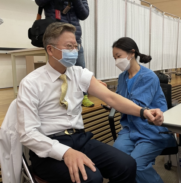 코로나19 백신(아스트라제네카)을 접종받고 있는 김연수 서울대병원장