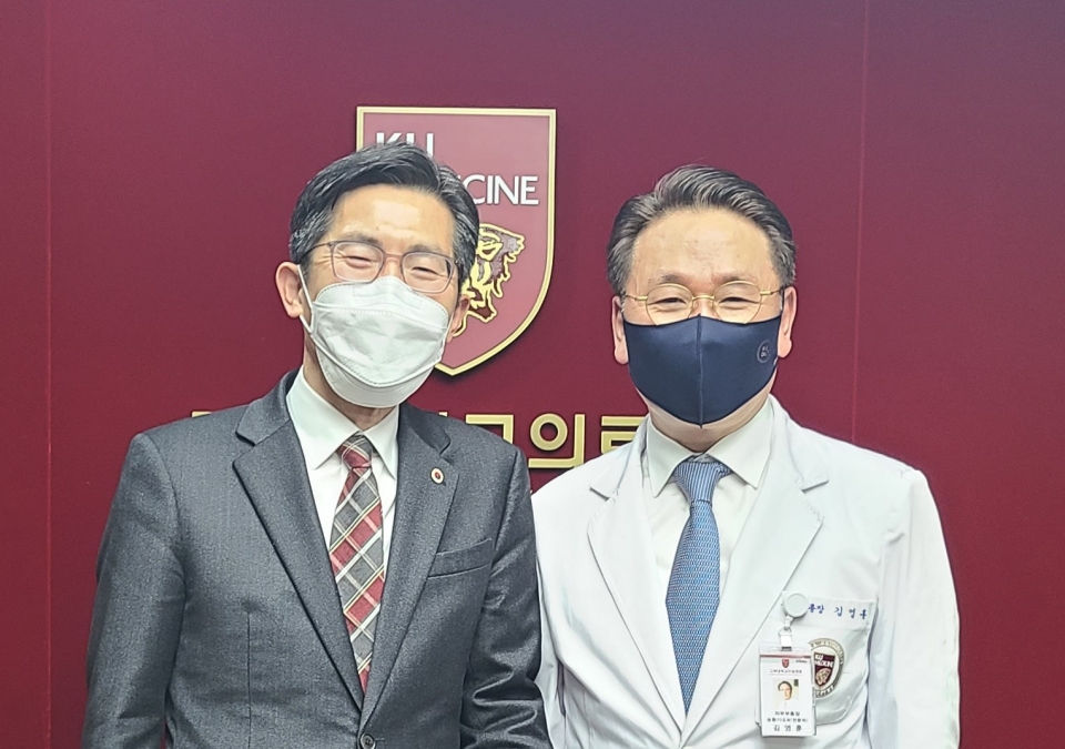 이필수 의협회장 당선인(왼쪽)과 김영훈 고대의료원장(오른쪽)