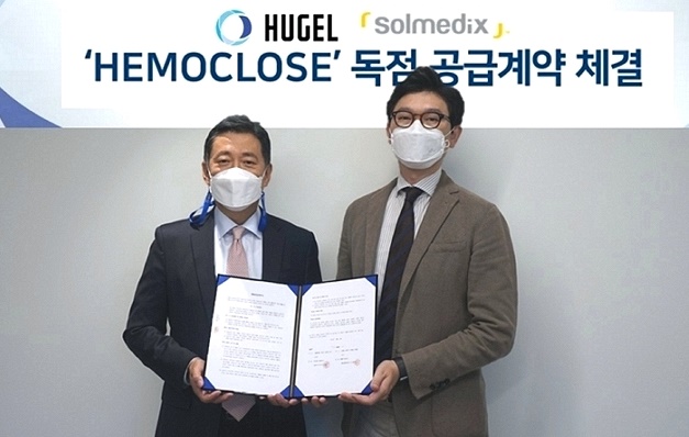 손지훈 휴젤 대표집행임원(왼쪽)과 양인철 솔메딕스 대표이사가 'HEMOCLOSE' 독점 공급계약을 27일 체결했다.