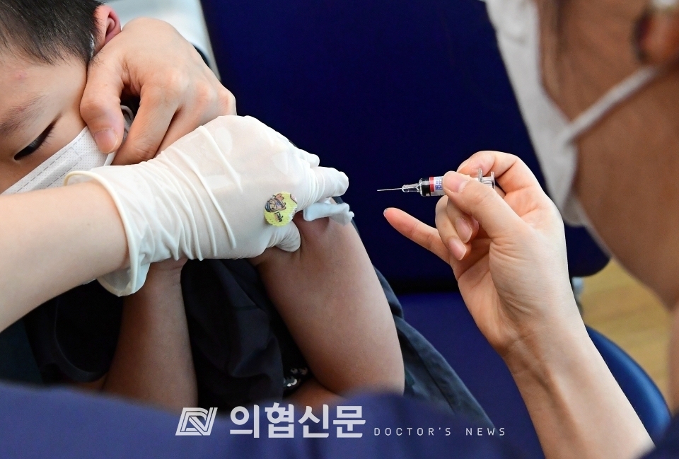 한 어린이가 인플루엔자 국가예방접종을 받고 있다. [사진=김선경 기자] ⓒ의협신문