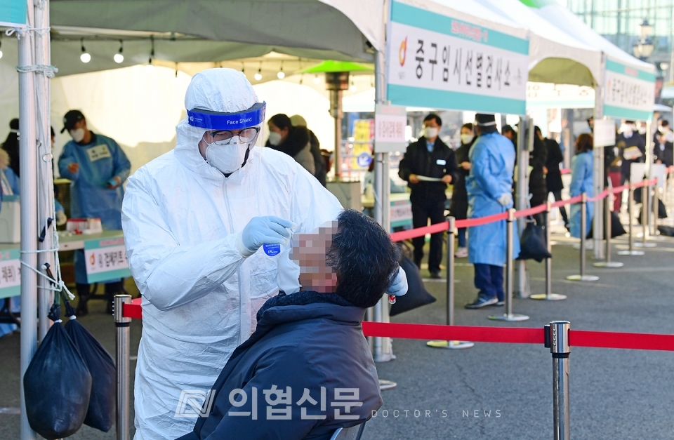 서울역 광장에 마련된 임시선별진료소에서 군의관이 검체 채취를 하고 있다. ⓒ의협신문 김선경