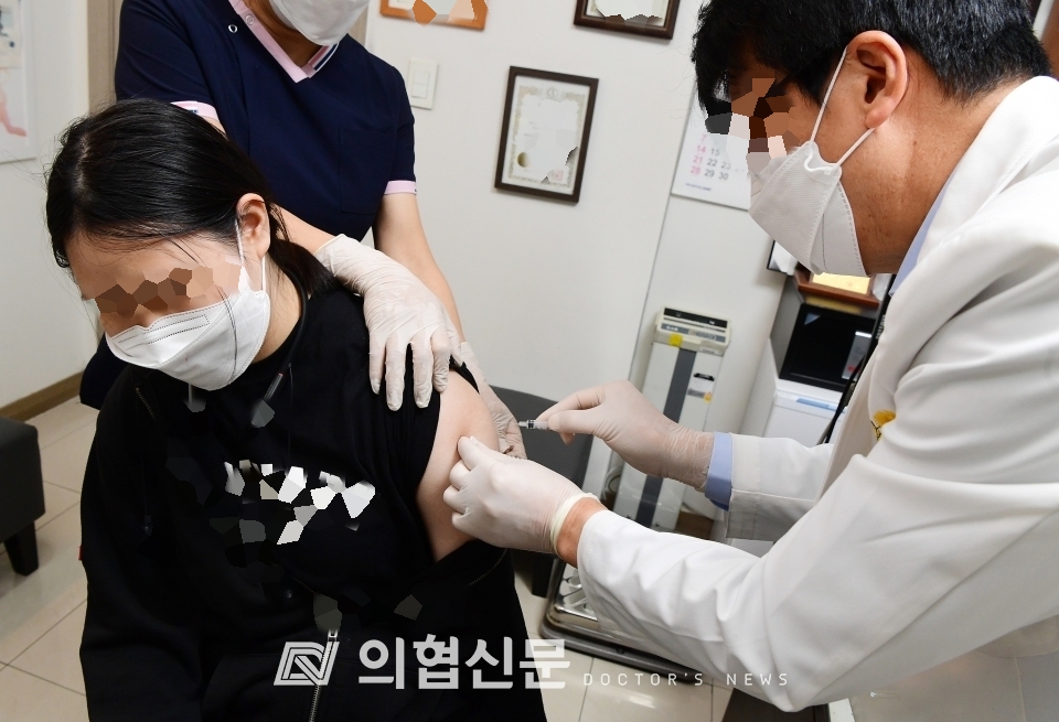 서울 마포구 위탁의료기관에서 한 청소년이 코로나19 백신을 접종받고 있다. [사진=김선경 기자] (※위 사진은 기사의 이해를 돕기 위한 것으로, 기사 내용과는 무관합니다) ⓒ의협신문