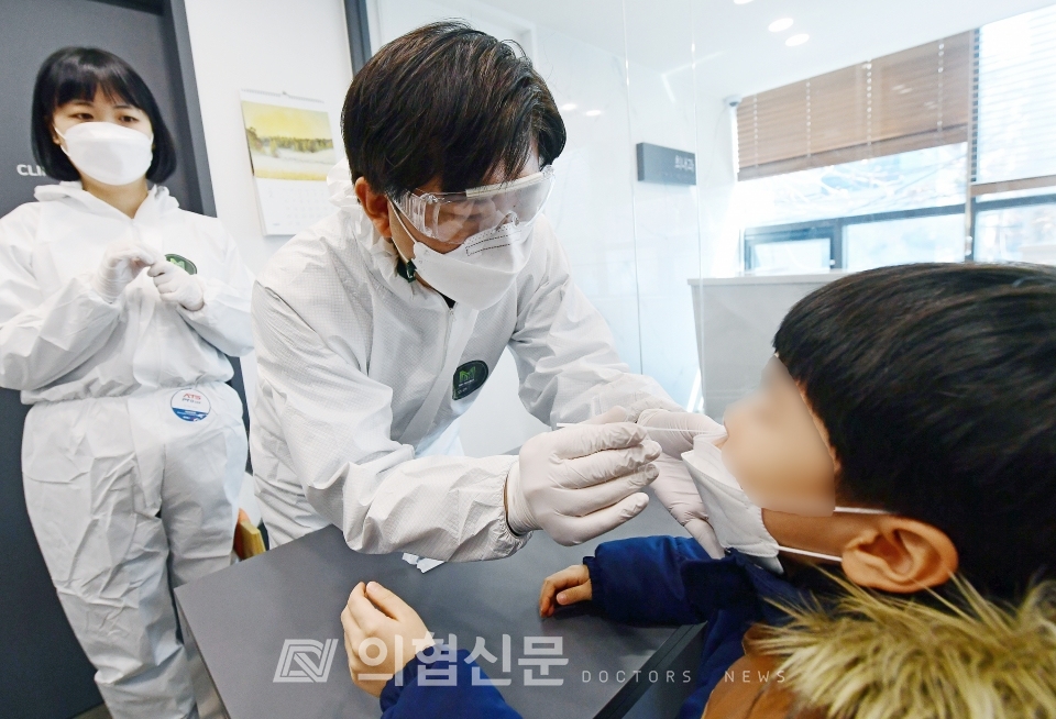 호흡기 진료 지정의료기관으로 등록된 서울 소재 의료기관에서 의사가 직접 방호복 착용 후 신속항원검사를 진행하고 있다. (사진=김선경 기자) ⓒ의협신문