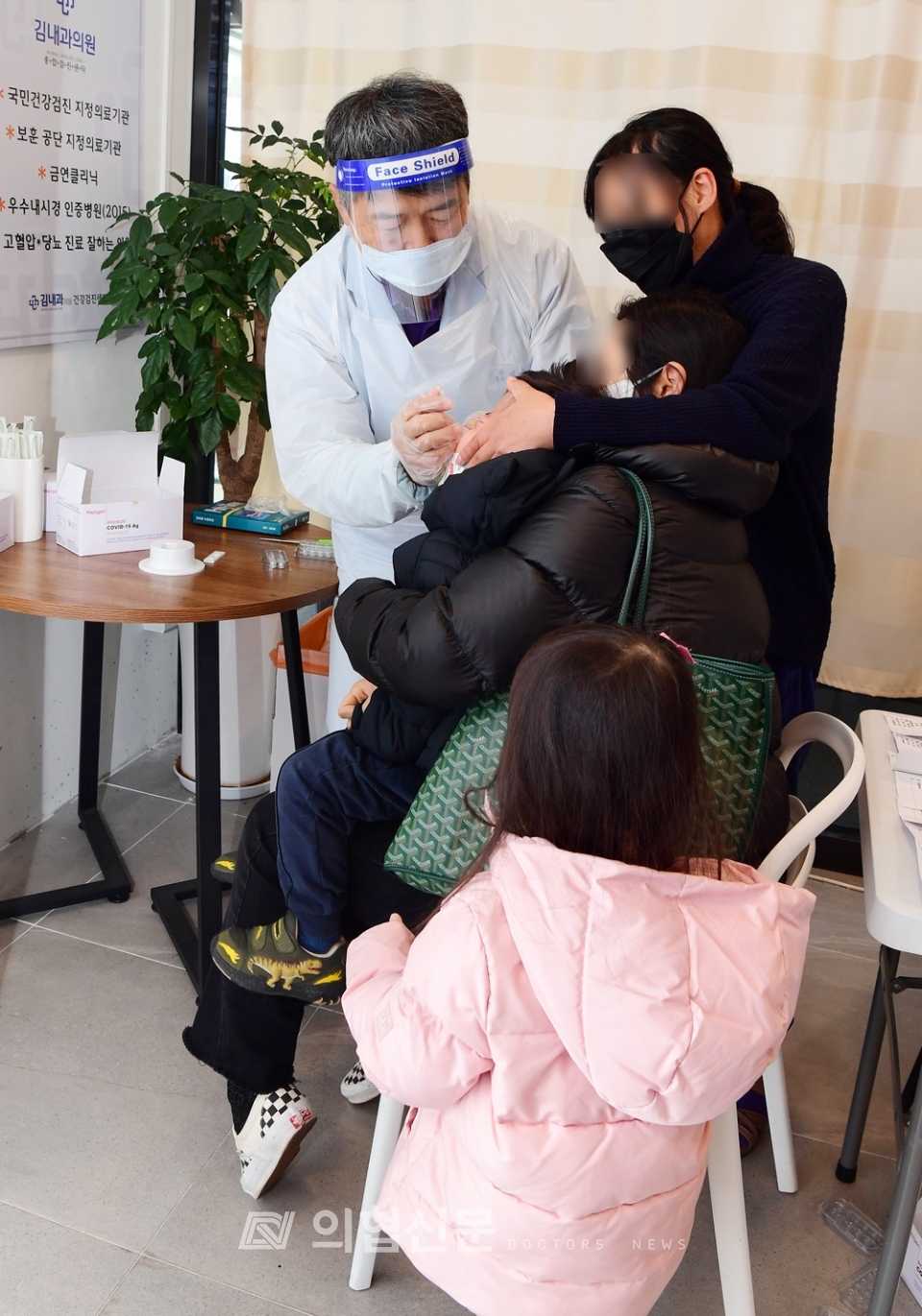 지난 3월 21일 서울 용산구 '김내과' 에서 의사가 코로나19 신속항원검사를 하고 있다. [사진=김선경 기자]ⓒ의협신문