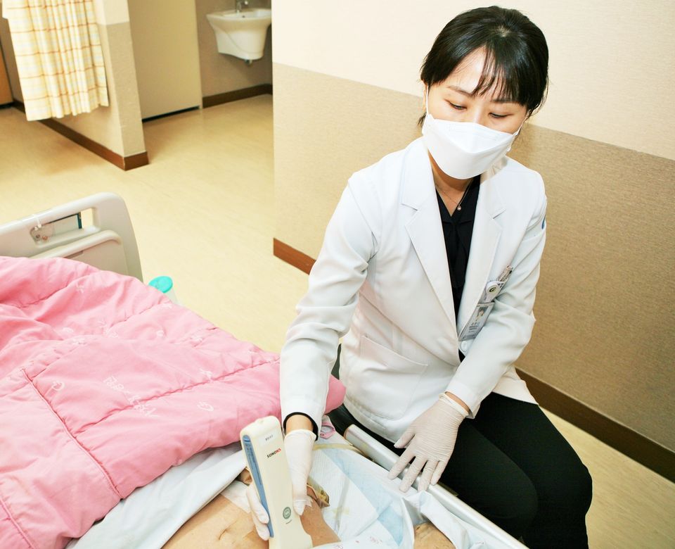 라한나 가천대 길병원 통합내과 교수가 병실에서 무선초음파 소논을 이용 진료하고 있다.