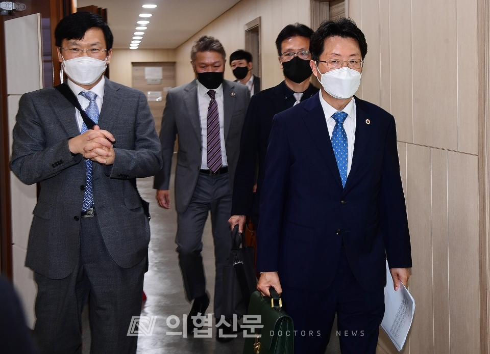김동석 대한의사협회 수가협상단장이 5월 12일 1차협상 직후 회의장을 나서고 있다. [사진=김선경 기자] ⓒ의협신문