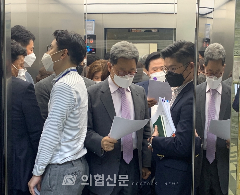 국회 보건복지위원회 소속 국민의힘 의원들이 회의장을 빠져나와 엘리베이터에 탑승하고 있다. [사진=박승민 기자]ⓒ의협신문