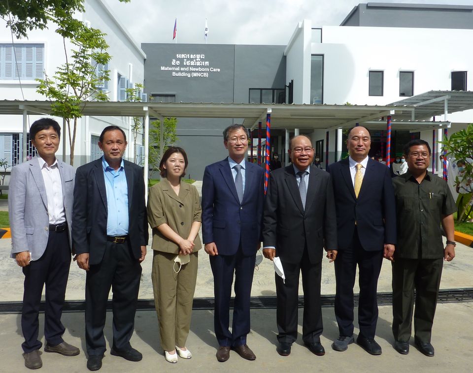 보건복지부와 한국국제보건의료재단(KOFIH)은 5월 18일 캄보디아 정부와 함께 바탐방주 소재 주립병원 내 모자병동 개소식을 열었다.