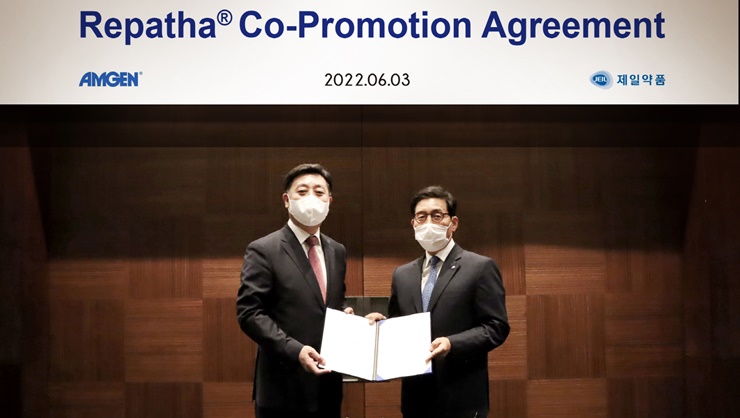 노상경 암젠코리아 대표(왼쪽)와 성석제 제일약품 대표가 공동 판매계약을 체결했다.