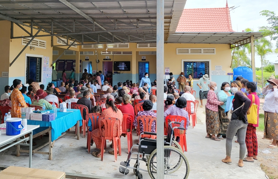 캄보디아 시엠립주에 있는 싸사드담 초등학교에서 많은 현지인들이 충청북도의사회 의료봉사단의 진료를 기다리고 있다. [사진=충청북도의사회] ⓒ의협신문