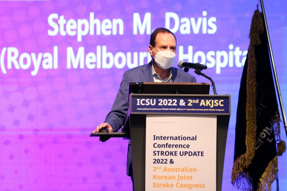 Stephen M. Davis 호주 로얄<span class='searchWord'>멜버른</span>병원 교수는 '병원 전단계 뇌졸중 치료의 현재와 미래' 주제의 ICSU 기조강연에서 이동식 뇌졸중집중치료실의 치료 효과와 필요성을 강조했다.