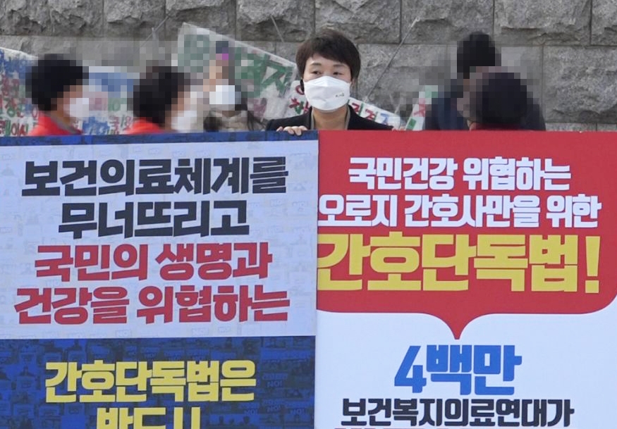 곽지연 대한간호조무사협회장 11월 25일 국회 앞에서 보건의료복지연대가 주관한 릴레이 1인 시위에 나섰다. ⓒ의협신문